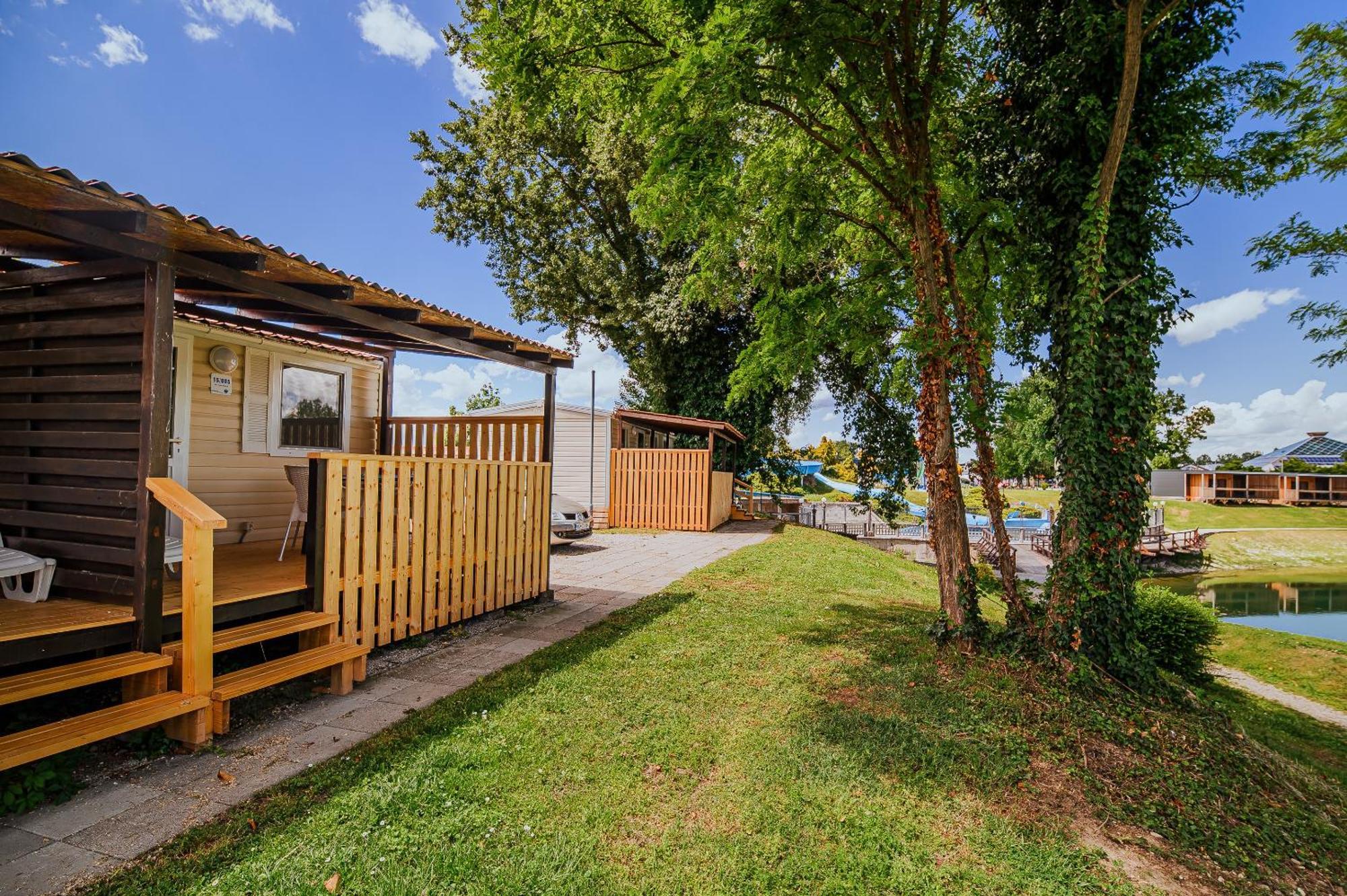 Lake View Mobile Homes With Thermal Riviera Tickets In Terme Catez Catez ob Savi Room photo