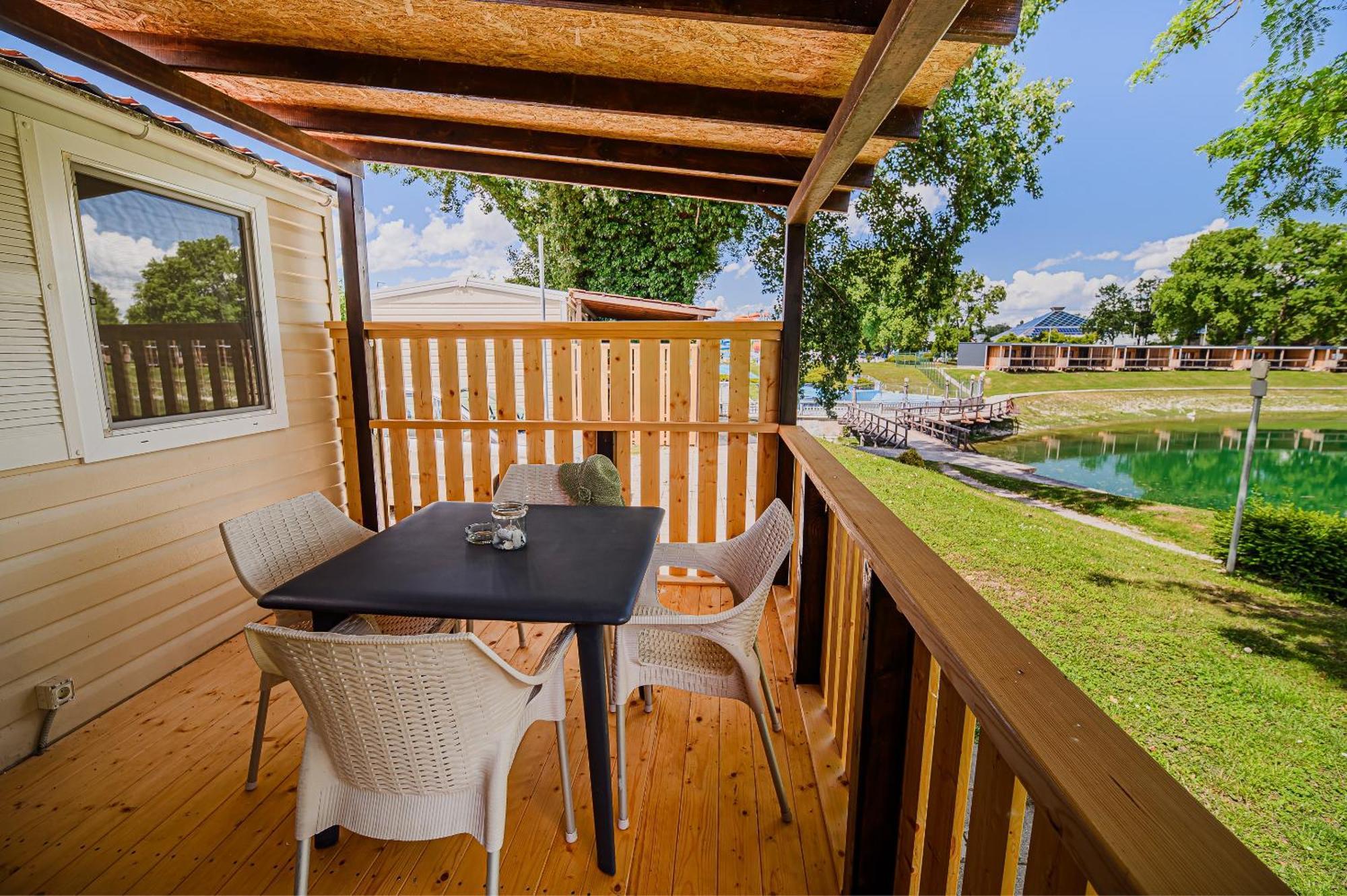 Lake View Mobile Homes With Thermal Riviera Tickets In Terme Catez Catez ob Savi Room photo