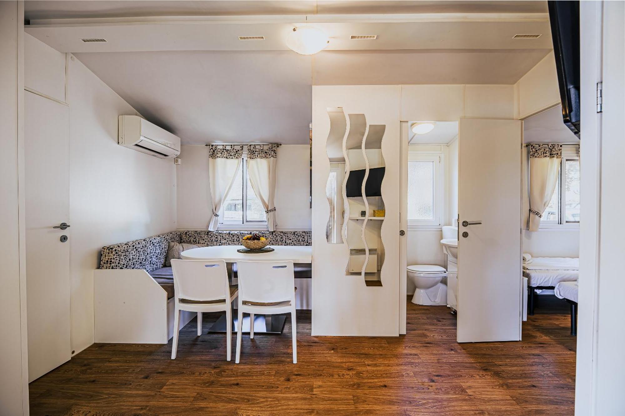 Lake View Mobile Homes With Thermal Riviera Tickets In Terme Catez Catez ob Savi Room photo