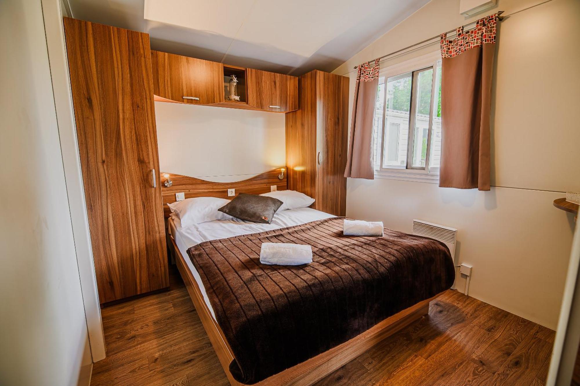 Lake View Mobile Homes With Thermal Riviera Tickets In Terme Catez Catez ob Savi Room photo
